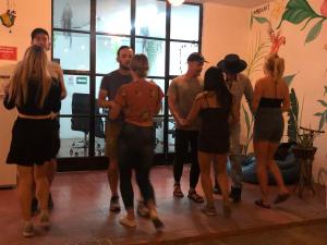 een groep mensen die dansen in een kamer bij Leveli Coliving in Guadalajara