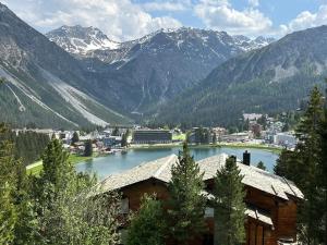 a view of a town with a lake and mountains at Höhwald - Maranerhang in Arosa