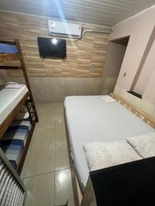 Tempat tidur dalam kamar di Flat na Praia de Itapuã no Terreo com AR-Condicionado - SEM TAXAS