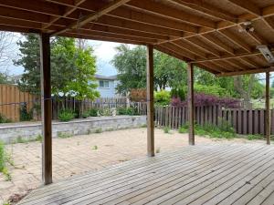 um pátio exterior com uma pérgola de madeira em Homehouse em Toronto