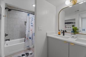 Koupelna v ubytování Stylish Phoenix Townhome - Foosball Table, Laundry, Parking!