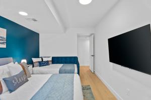 TV a/nebo společenská místnost v ubytování Stylish Phoenix Townhome - Foosball Table, Laundry, Parking!