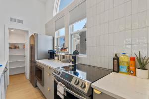 Kuchyň nebo kuchyňský kout v ubytování Stylish Phoenix Townhome - Foosball Table, Laundry, Parking!