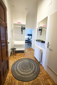 Pokój z dużym dywanem na drewnianej podłodze w obiekcie Fancy Home For 5 With Self-Check-In At Spittelberg w Wiedniu