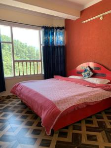 Postel nebo postele na pokoji v ubytování Shimla Regency