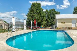 Gallery image of Cottelville Bungalow Bill Pool side retreat by Sarah Bernard Vacation Rentals in Cottleville