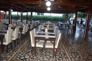 uma fila de mesas e cadeiras num restaurante em Ares City Hotel em Kemer