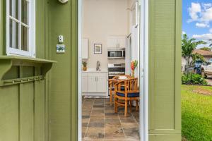 uma casa verde com uma cozinha e uma mesa em 3982S Kalakaua Gorgeous Princevile Studio em Princeville