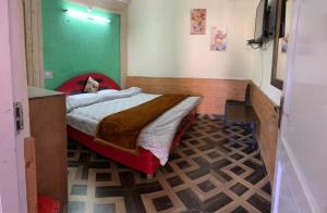 Postel nebo postele na pokoji v ubytování Shimla Regency