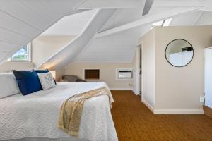 1 dormitorio con cama blanca y espejo en 3982S Kalakaua Gorgeous Princevile Studio, en Princeville