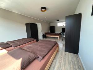 1 dormitorio con 2 camas y escritorio en "Live Good, Work Good"- Central Apartment by GG Rental Hamburg, en Hamburgo