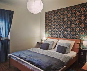 um quarto com uma cama e uma parede com um azul e vermelho em AG Apartment Gabčíkovo em Dunajská Streda