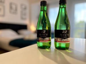 deux bouteilles vertes assises au-dessus d'une table dans l'établissement Apartament 205 Planeta Mielno 100 m od plaży, à Mielno 13 autres photos
