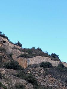 une colline rocheuse avec des arbres au sommet dans l'établissement Appartement Le Fort 2 Vue Montagne, à Villefranche-de-Conflent