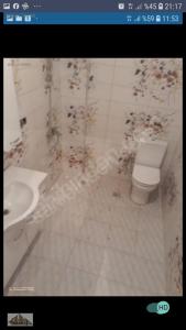 łazienka z toaletą i umywalką w obiekcie Geyikli Ada Apart Otel w mieście Geyikli