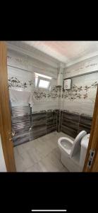 małą łazienkę z toaletą i umywalką w obiekcie Geyikli Ada Apart Otel w mieście Geyikli
