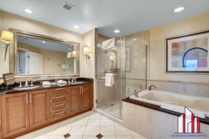 Ένα μπάνιο στο MGM Signature-29-607 F1 Track & Strip View Balcony