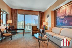 Χώρος καθιστικού στο MGM Signature-29-607 F1 Track & Strip View Balcony