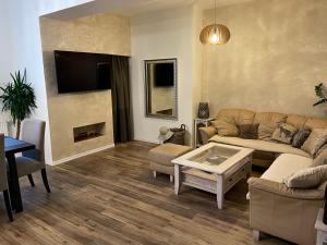 uma sala de estar com um sofá e uma mesa em Apartmán až pro 8 osob em Humpolec