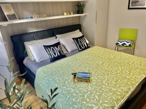 Un dormitorio con una cama con un libro. en Outdooredo Garda Torbole, en Nago-Torbole