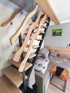 una scala a chiocciola in una casetta di Cosy Retreat Čatež a Čatež ob Savi