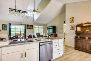 Ellijay Escape Hike, Shop, Explore and More! في إليجاي: مطبخ مع دواليب بيضاء ومروحة سقف