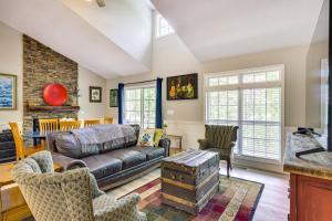 Ellijay Escape Hike, Shop, Explore and More! في إليجاي: غرفة معيشة مع أريكة وكراسي