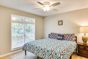 Ellijay Escape Hike, Shop, Explore and More! في إليجاي: غرفة نوم مع سرير مع مروحة سقف ونافذة +34 صورة