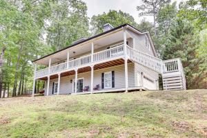 Ellijay Escape Hike, Shop, Explore and More! في إليجاي: منزل أبيض على تلة فيها أشجار