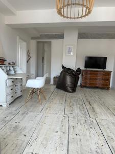 a living room with a desk and a white chair at Appartements im Katzensteinhaus in Rotenburg an der Fulda