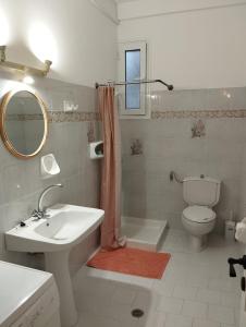 A bathroom at Wilson & Andrew House - Boho Bliss