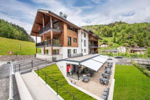 een luchtzicht op een huis met een gazon bij Apartments LaBar in Ortisei