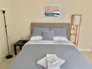 - une chambre avec un grand lit et une couverture blanche dans l'établissement Pretty Private Room, near the Airport - Free parking - 01, à Miami