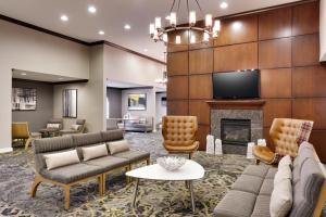 ein Wohnzimmer mit Sofas und einem Kamin in der Unterkunft Residence Inn by Marriott Houston I-10 West/Park Row in Houston