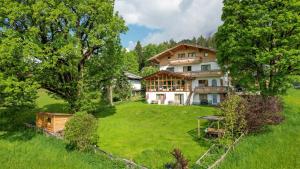 eine Luftansicht eines Hauses in der Mitte eines Feldes in der Unterkunft Pension Hofweyer in Ramsau am Dachstein