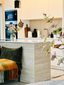 New luxury cabin near Henningsvær Lofoten في Kleppstad: مطبخ مع حوض و كونتر توب