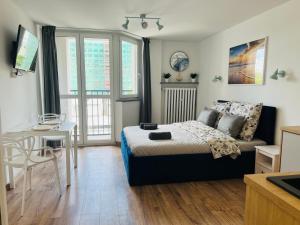 Schlafzimmer mit einem Bett, einem Tisch und einem Schreibtisch in der Unterkunft Mare e Monti Apartments in Kattowitz