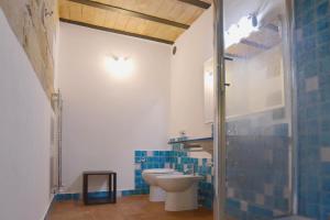 ein Bad mit einem WC und einem Waschbecken in der Unterkunft BIBI'S HOUSE in Terrasini