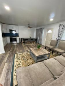 een woonkamer met een bank en een tafel bij Crystal Sands Apartments in Ocean City