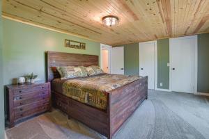 Postel nebo postele na pokoji v ubytování Northern Michigan Hideaway with Hot Tub and Fire Pit! + 36 fotografií