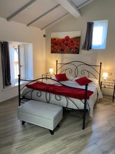 um quarto com uma cama com almofadas vermelhas e um quadro em Ca' Giorgina Apartments 2 em Arco