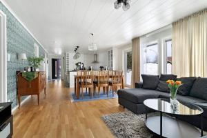 sala de estar con sofá y mesa en Guestly Homes - 3BR Business Getaway with Sauna en Boden