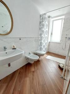y baño con lavabo, aseo y espejo. en Viaemilia Alessandria, en Alessandria