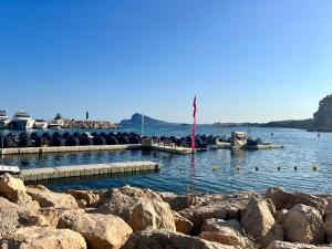 um grande corpo de água com rochas e barcos em Brisa Marina, Altea em Alicante
