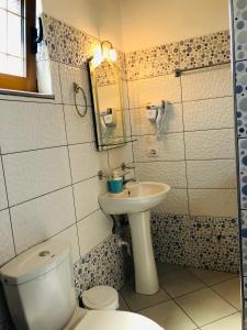uma casa de banho com um WC e um lavatório em Guesthouse Jasmine em Ksamil