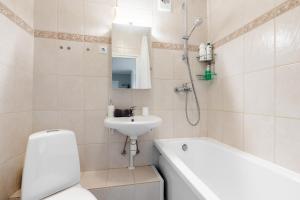 Merevaatega kesklinna korter في هابسالو: حمام مع مرحاض ومغسلة وحوض استحمام