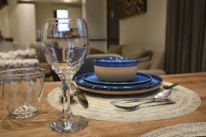 einen Tisch mit einem Teller, einer Schüssel und einem Glas in der Unterkunft Casa Salalah, cozy 2-storey townhouse in Hawana Salalah with free Wi-Fi in Salalah