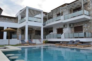 克里斯阿穆迪亚Dioscuri Deluxe Apartments的一座带游泳池和大楼的别墅