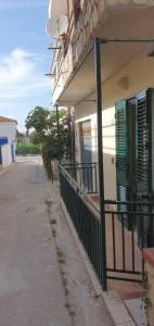 eine leere Straße neben einem Gebäude mit einem Zaun in der Unterkunft La Casa di Lola in Alcamo