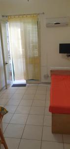 Zimmer mit einer Tür mit einem Fenster und einem Zimmer mit in der Unterkunft La Casa di Lola in Alcamo